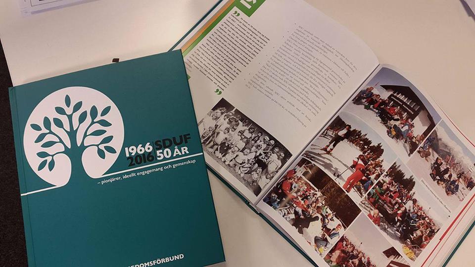 Du visar för närvarande SDUF säljer 50-årsboken om dövungdomshistoria i Jönköping 21-23 april